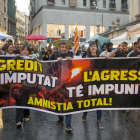 Un centenar de personas mostraron su apoyo a Joan Domènech, en el centro de la imagen. 