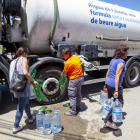 Imatge del repartiment d’aigua amb la cisterna que va arribar ahir a Sarroca de Lleida.