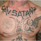 Algunos de los tatuajes del detenido, con símbolos satánicos.