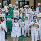 Professionals sanitaris protesten a les portes de l'Hospital Josep Trueta de Girona en una imatge d'arxiu.