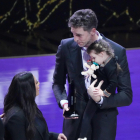 Pau Gasol, con su hija Ellie en brazos, recibiendo el premio.