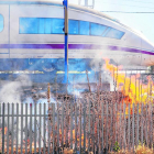 Un incendi a prop de les vies del tren, ahir al Camí de Granyena de Lleida.