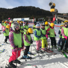 Los primeros alumnos del CEIP Pau Claris de La Seu que estrenaron la temporada de esquí escolar. 