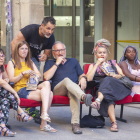 Ferran Orobitg, amb participants en el seu projecte ‘Opia’ asseguts en butaques al mig del carrer.