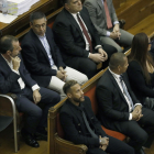 Neymar y su padre, en la fila inferior, con Rossell y Bartomeu, en la superior, en el juicio.