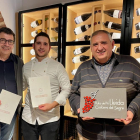 El presidente de la DO Costers del Segre, Tomàs Cusiné; el chef Jesús Gimena y el periodista Rafa Gimena, al restaurante L'Espurna.