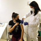 Una mujer se vacuna contra la covid-19 y la gripe en el CAP Primer de Maig de Lleida.