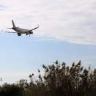 Un avió sobrevolant el delta del Llobregat.