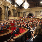 Els diputats aplaudeixen després que el ple hagi aprovat la llei que permet segregar Torà i Biosca de la Segarra i incorporar els municipis al Solsonès.