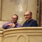 Els alcaldes de Biosca i Torà, Josep Puig i Magí Coscollola, encaixant mans després que el ple hagi aprovat la llei que permet segregar els dos municipis de la Segarra i incorporar-los al Solsonès.