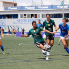 Laura Fernández y Mariajo observan cómo la visitante Yoshimura trata de despejar un balón.