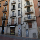 Los dos edificios están delante de uno de los accesos a los restos arqueológicos del barrio judío. 