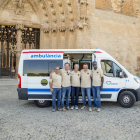 La entidad Superant Fronteres, ayer con la ambulancia cargada de material en la Seu Vella de Lleida. 