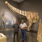 Àngel Galobart i Josep Giralt, ahir en la presentació de la mostra, davant del titanosaure gegant.