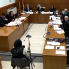 Imatge extreta de senyal de vídeo de la filla gran de la denunciant en el judici per racisme contra un conductor d'autobús de TMB, assegut a l'esquerra.