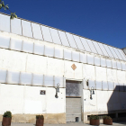 Imatge de la façana de l’antic mercat de Santa Teresa i de com es troba l’interior, que està molt degradat i ple d’escombraries.