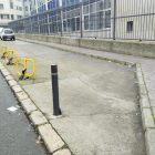 La acera se estrecha por el parking reservado que hay en Hacienda. 