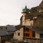 Imatge del campanar d’aquesta població del Pallars Sobirà abans de l’inici de les obres.