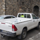 La camioneta para el reparto de garrafas de agua de boca ayer en la plaza de Boí.