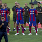 Xavi habla a la afición durante la presentación del Barcelona el pasado martes en el Gamper.