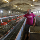 Arnau Vilaseca, uno de los tres emprendedores, en su granja de Prades de la Molsosa.