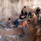 Estudiants treballant al jaciment arqueològic de la Roca dels Bous, a Sant Llorenç de Montgai.