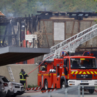 Los bomberos tratan de controlar el incendio en un albergue en el este de Francia.