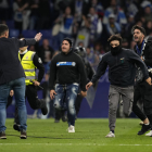 Un momento de la invasión de campo por aficionados del Espanyol.