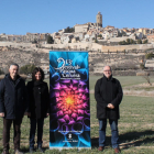 El alcalde y la concejala de Cultura de Cervera y el director del festival, con el cartel de este año.