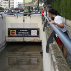 Un paso a nivel de 2,2 metros de altura inundado en Zaragoza. 