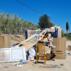 Un vertido de basuras descubierto ayer junto a la zona dels Tres Pontets. 