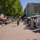 La plaza Blas Infante se convirtió ayer en el centro de la actividad comercial de Cappont con 14 paradas. 