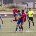 Una disputa de balón entre  jugadores de Tornabous y Andorra B. 