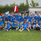 La plantilla del Artesa de Lleida celebra en el mismo césped el histórico ascenso a Primera Catalana.