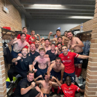 La plantilla del Balaguer celebra la victoria al final del partido.