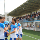 Los jugadores del Mollerussa celebran uno de sus dos goles, ante un Municipal de Mollerussa entregado al equipo.