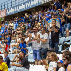 La afición congregada en la tribuna baja celebra la buena actuación del equipo.