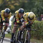 El equipo Jumbo Visma, durante el recorrido de ayer en la primera etapa de la Vuelta.