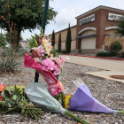 Algunes persones van deixar flors fora del centre comercial on es va produir el tiroteig.