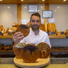 Jordi Martí, amo de l’Antic Forn i Pastisseria J. Martí, mostrant els croissants de moda