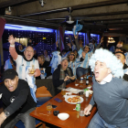 Aficionats de la selecció argentina celebren un dels gols albicelestes al Bar Sol 9 de Lleida.