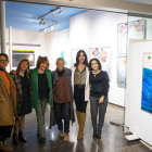 Inauguración ayer en la galería Espai Cavallers de Lleida de la exposición ‘Treure’s les ulleres de rosa’.