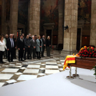 El Govern amb el president Aragonès al davant i la família de l’escriptor van assistir a l’entrada i instal·lació del fèretre al Saló Sant Jordi.