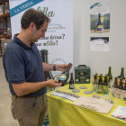 Iván Caelles, CEO de Oliba Green Beer, muestra sus productos en las instalaciones de Torrefarrera.