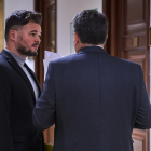 El portavoz de ERC en el Congreso, Gabriel Rufián, conversa con el del PNV, Aitor Esteban.