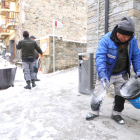 Operaris d’Esterri d’Àneu van tirar sal als carrers per la nevada de dilluns.