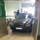 El vehicle a l'interior de l'hospital de Cascais.