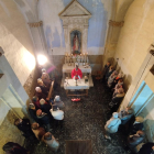 La missa a l’interior de l’ermita.