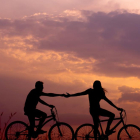 Imatge d'arxiu d'una parella en bici.