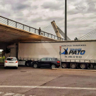 Un camió, atrapat sota el pont de Príncep de Viana de Lleida